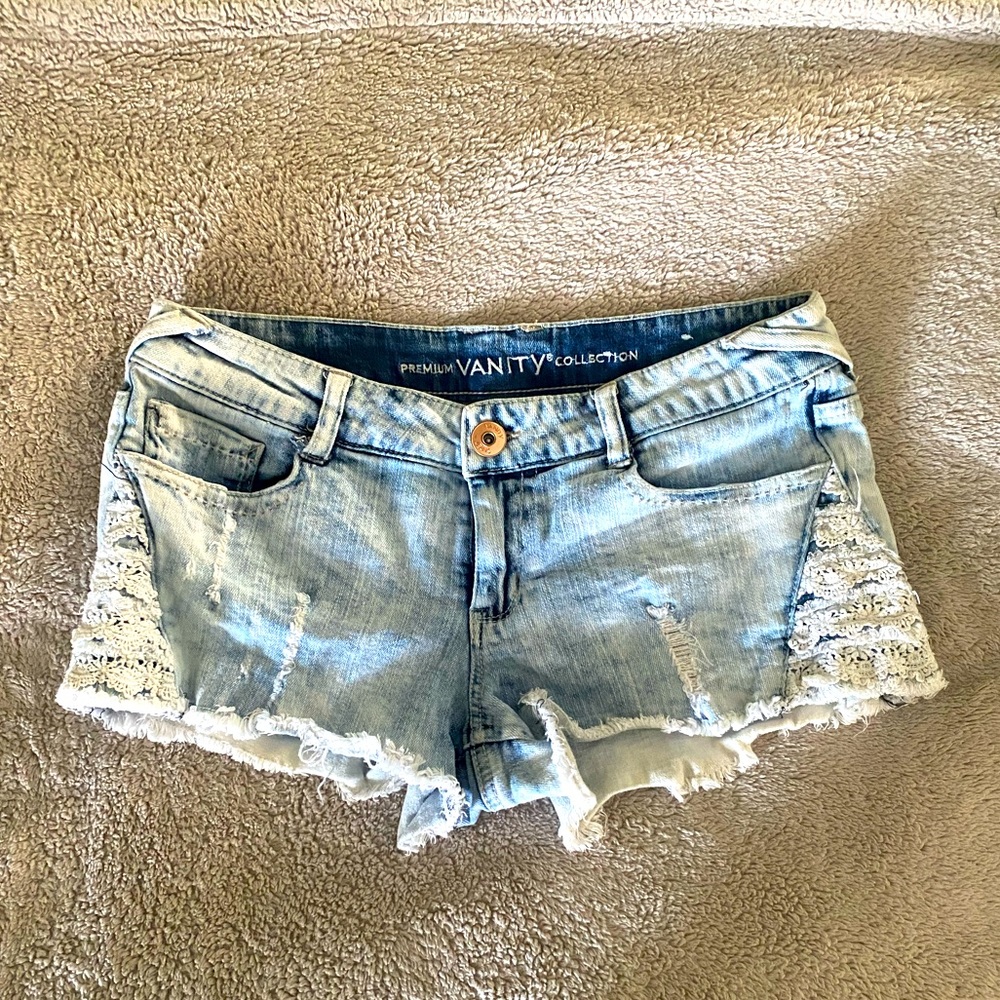 Woman’s Vanity Jean Shorty Shorts Size 28